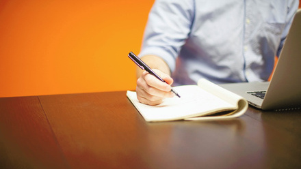 EL pixabay man holding pen