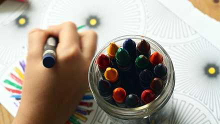 child with crayon pixabay EL